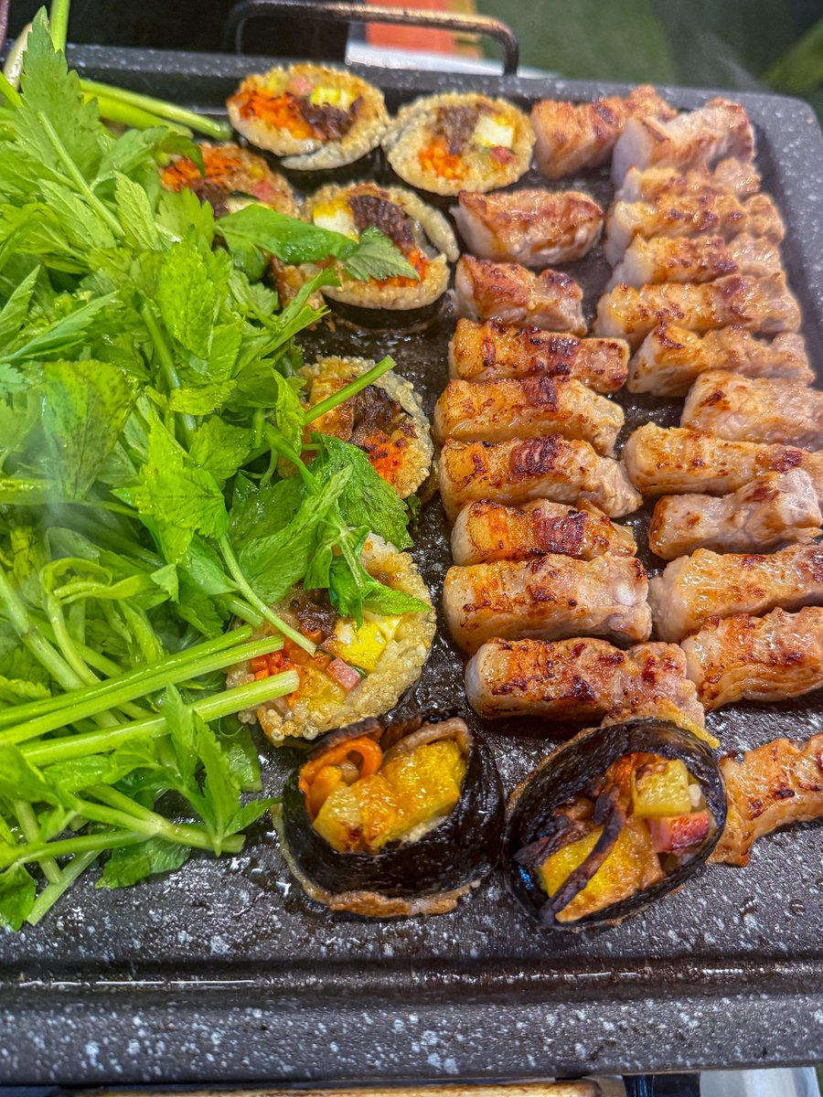 아 나 진짜,,, 누룽지김밥이 너머 좋아,,
미나리삼겹에 누룽지김밥까지 한입하면
진짜 천국임