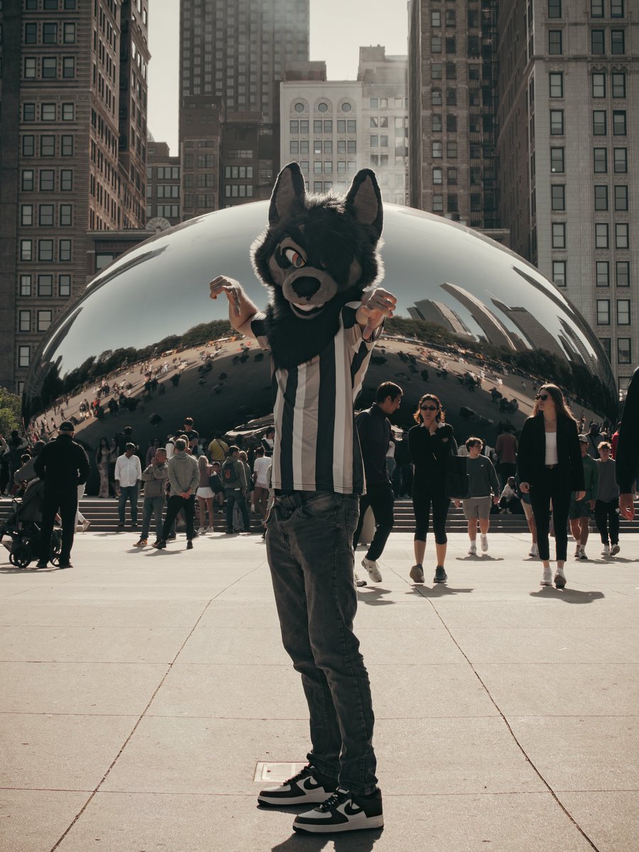 The weekend's a day away–how bout we get a lil wild in the city?
 #FursuitFriday 

📷 <a href="/BellTBull/">Taco Bull 🐂 iFC</a>