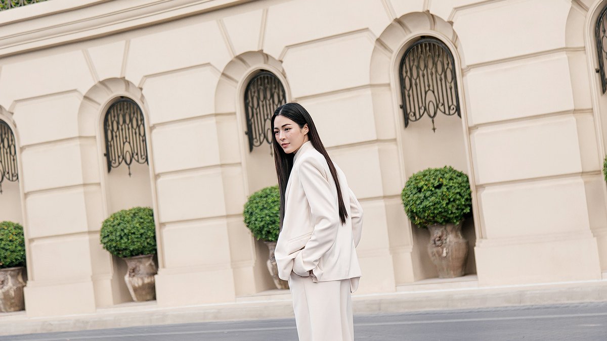 SansiriPLC's tweet photo. เพราะทุกมุมของ 'นาราสิริ บางนา กม.10' คือพื้นที่ที่เธอได้เป็นตัวเองอย่างเต็มที่ 

ในความเรียบง่าย แฝงไว้ด้วยความตั้งใจ
ในทุกดีเทล มีความหมายที่สะท้อนความงดงามเหนือกาลเวลา

บ้านจึงไม่ใช่แค่ที่พักอาศัย —แต่คือพื้นที่ของแรงบันดาลใจ ที่เติมเต็มใจในทุกวัน

𝑵𝑨𝑹𝑨𝑺𝑰𝑹𝑰 𝑩𝑨𝑵𝑮𝑵𝑨 𝑲𝑴.10
https://t.co/0ftje5gHmF

#TheSecretOf00K #SansiriXLingLing #NarasiriBangnaKM10 #Sansiri10East #หลิงหลิงคอง #LingLingKwong #Everydaylifeisgood