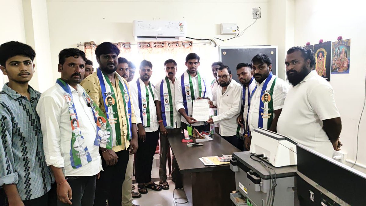 ObulreddyDr's tweet photo. .పేద విద్యార్థులకు ట్రిపుల్‌ ఐటీ, గురుకులాల్లో తీరని నష్టం.ఏలాంటి ఫీజు లేకుండా రీవాల్యుయేషన్‌ చేయాలి.
వైఎస్‌ఆర్‌సీపీ విద్యార్థి విభాగం నేతలు డిమాండ్‌.పదవ తరగతి పరీక్షల నిర్వహణలో కూడా కూటమి ప్రభుత్వం ఫెయిల్‌ అయ్యిందని YSRSU రాష్ట్ర ఉపాధ్యక్షులు ఓబుల్‌రెడ్డి.

#YSRCongressParty https://t.co/y5a9JfQ6sn