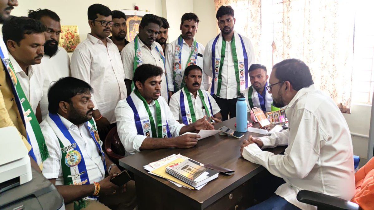 ObulreddyDr's tweet photo. .పేద విద్యార్థులకు ట్రిపుల్‌ ఐటీ, గురుకులాల్లో తీరని నష్టం.ఏలాంటి ఫీజు లేకుండా రీవాల్యుయేషన్‌ చేయాలి.
వైఎస్‌ఆర్‌సీపీ విద్యార్థి విభాగం నేతలు డిమాండ్‌.పదవ తరగతి పరీక్షల నిర్వహణలో కూడా కూటమి ప్రభుత్వం ఫెయిల్‌ అయ్యిందని YSRSU రాష్ట్ర ఉపాధ్యక్షులు ఓబుల్‌రెడ్డి.

#YSRCongressParty https://t.co/y5a9JfQ6sn