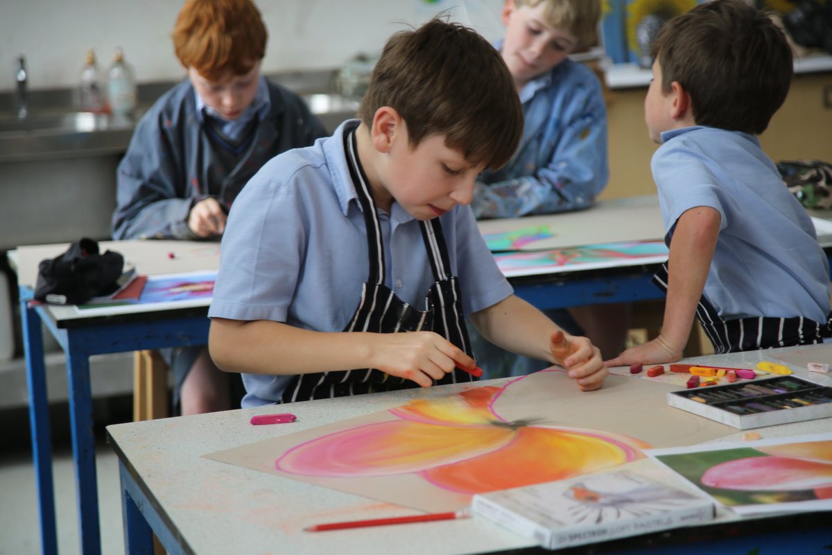 #HazlegroveYear4 have been exploring Georgia O'Keeffe’s bold floral art! After learning about her techniques, they experimented with soft pastels to create vibrant, large-scale flower pieces. We are excited to see the finished results.
#HazlegrovePrep #HazlegroveArt
