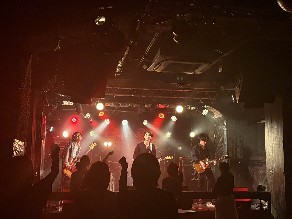 NEW GRAVITY -ニューグラ- (@newgravity_2024) on Twitter photo 【#ニューグラ クイックレポ】
フクスイボンニカエス
丁寧に、衝動的に、優しく、強く…
様々な曲の表情を見せながらグッドソングをフロアに流し込んだ30分
まるでどんな刹那的な感情を逃さないように
先日、明後日のツタロックDIG出演を発表。BIGCATに吹田の歌心を見せつけろ
🖊️<a href="/sakidori_yutuba/">遊津場(先取り邦ロック紹介/音楽ライター)</a> 【#ニューグラ クイックレポ】
フクスイボンニカエス
丁寧に、衝動的に、優しく、強く…
様々な曲の表情を見せながらグッドソングをフロアに流し込んだ30分
まるでどんな刹那的な感情を逃さないように
先日、明後日のツタロックDIG出演を発表。BIGCATに吹田の歌心を見せつけろ
🖊️<a href="/sakidori_yutuba/">遊津場(先取り邦ロック紹介/音楽ライター)</a>