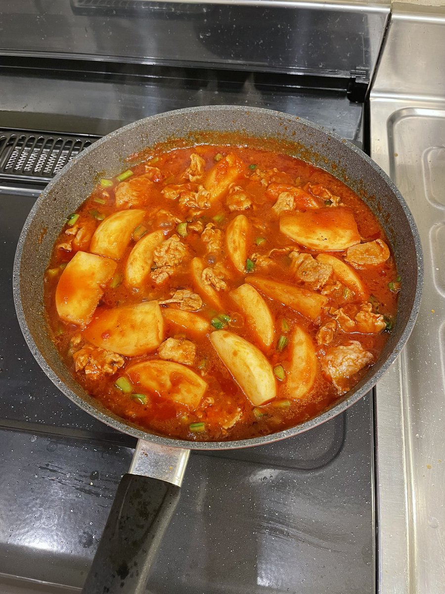 cbecstacy's tweet image. 近所のスーパーでデカカブが安かったからお肉とトマトで煮