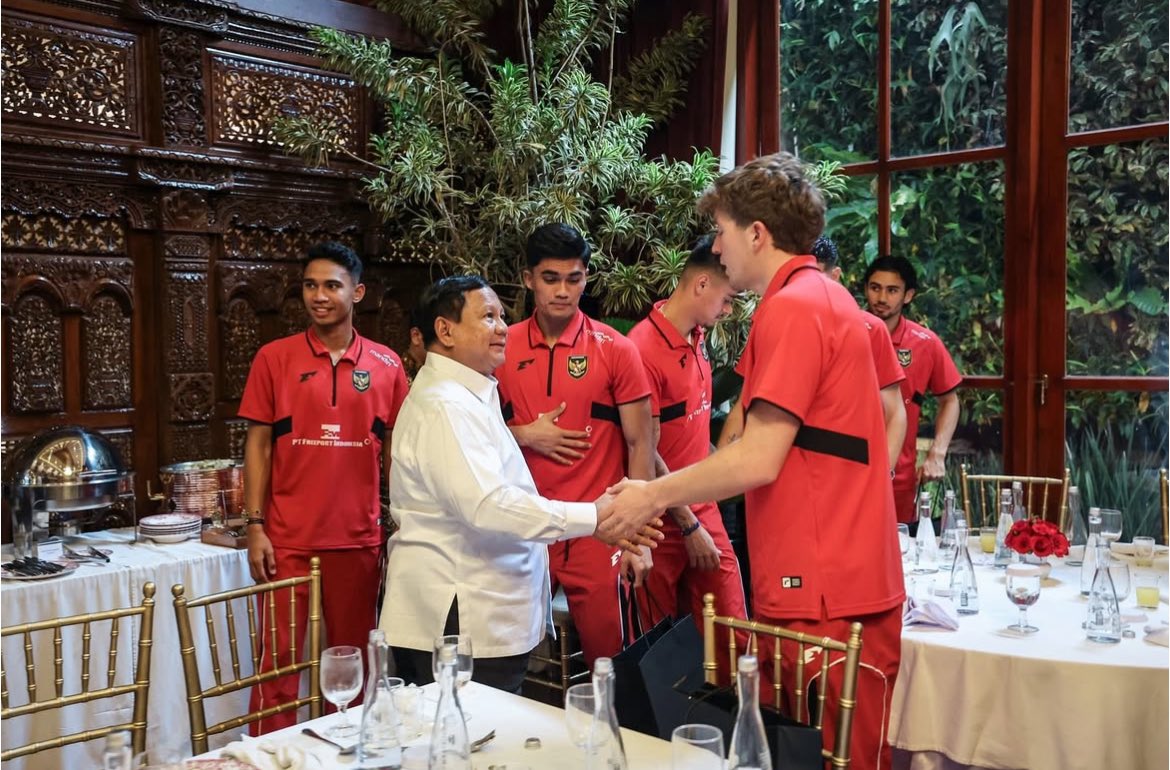 Momen ketika Skuad Timnas Indonesia di undang ke kediaman Presiden Prabowo di rumah kertanegara. 

Pada joget joget nyanyi kayak waktu tc di bali😭

(sekretariat presiden)