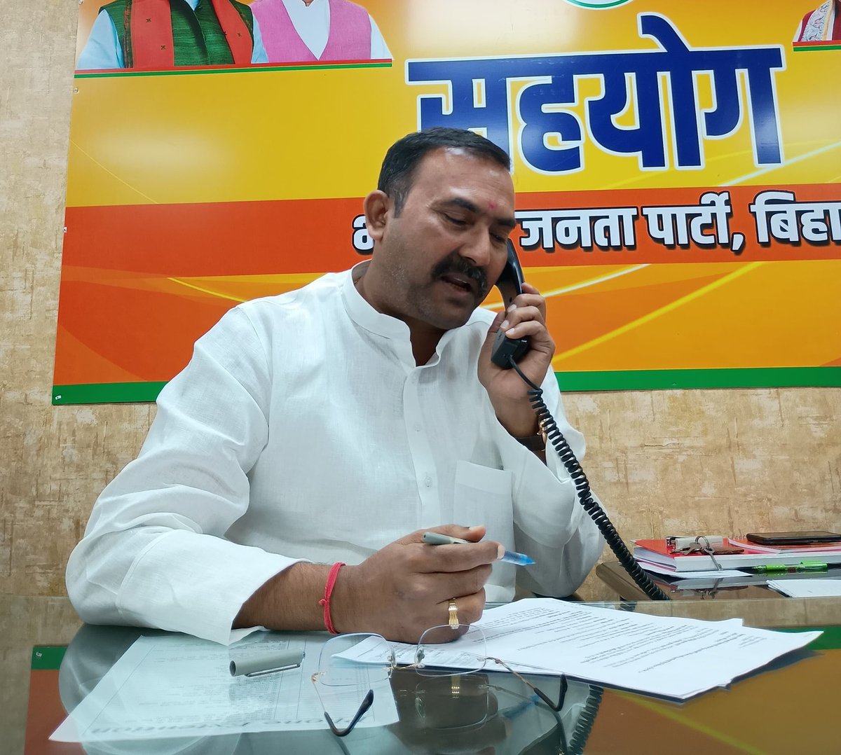 जनसमस्याओं के समाधान की दिशा में एक सार्थक पहल
आज भाजपा प्रदेश कार्यालय में आयोजित "सहयोग कार्यक्रम" के अंतर्गत विभिन्न क्षेत्रों से पधारे सम्मानित नागरिकों की समस्याओं को गंभीरता से सुना और उनके निराकरण के लिए संबंधित विभागीय अधिकारियों से संवाद कर आवश्यक कार्रवाई सुनिश्चित की।