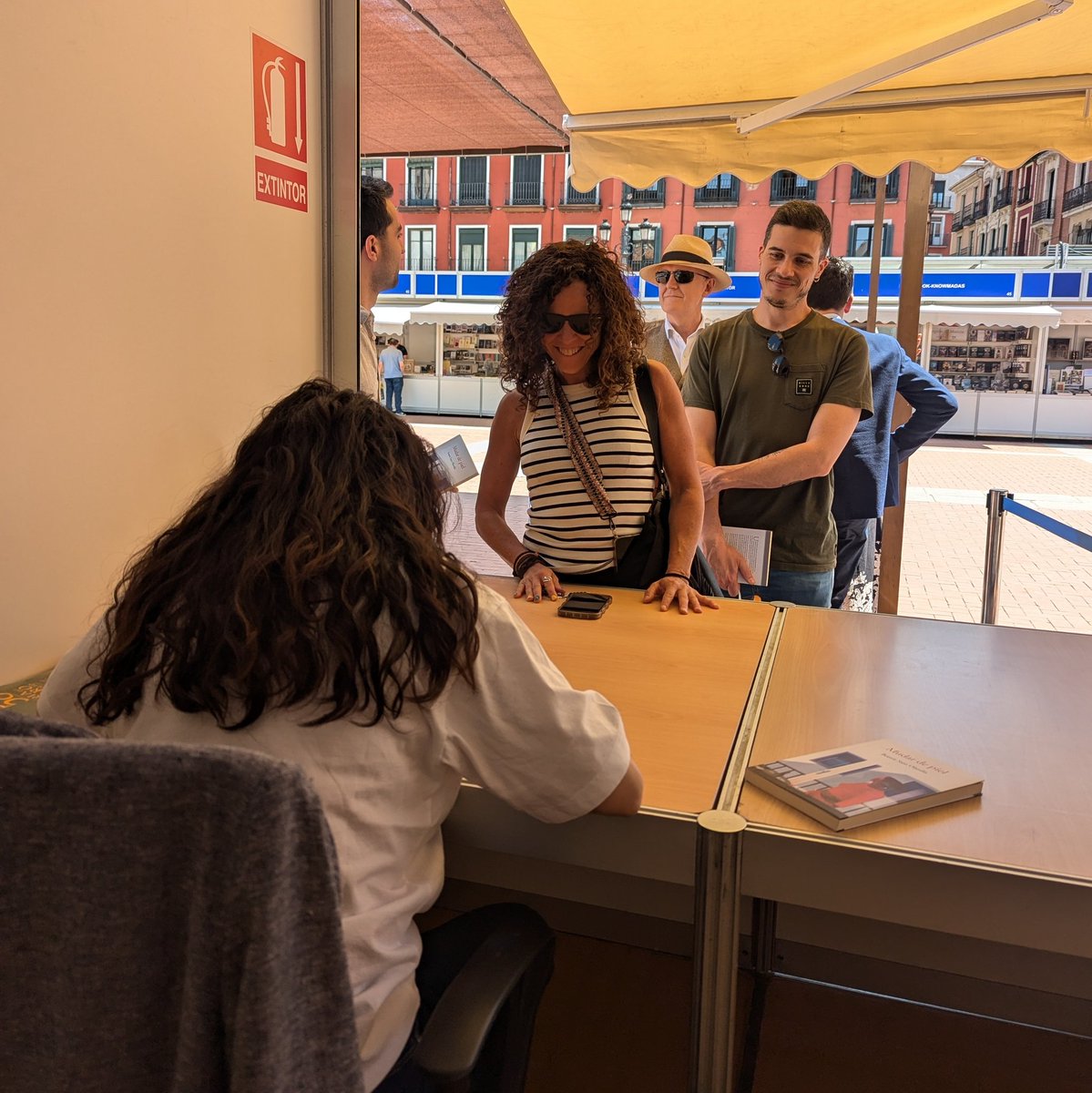 FeriaLibroVLL (@ferialibrovll) on Twitter photo La periodista <a href="/beatrizolandia/">Beatriz S. Olandía</a> presenta en la #58FeriaLibroVLL📚 su primera novela: Mudar de piel La periodista <a href="/beatrizolandia/">Beatriz S. Olandía</a> presenta en la #58FeriaLibroVLL📚 su primera novela: Mudar de piel