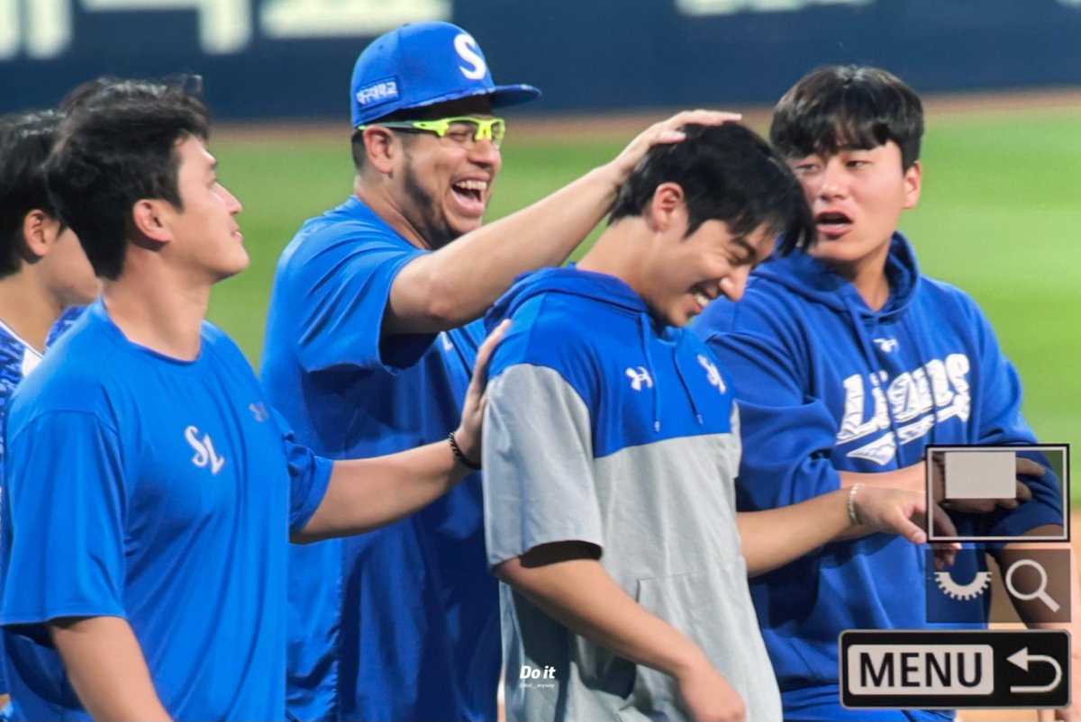 원태인 웃음 참았대요~~! 
우리 선발즈 너무 좋아 진짜로.. 다 건강하고 즐겁게 야구해🥹