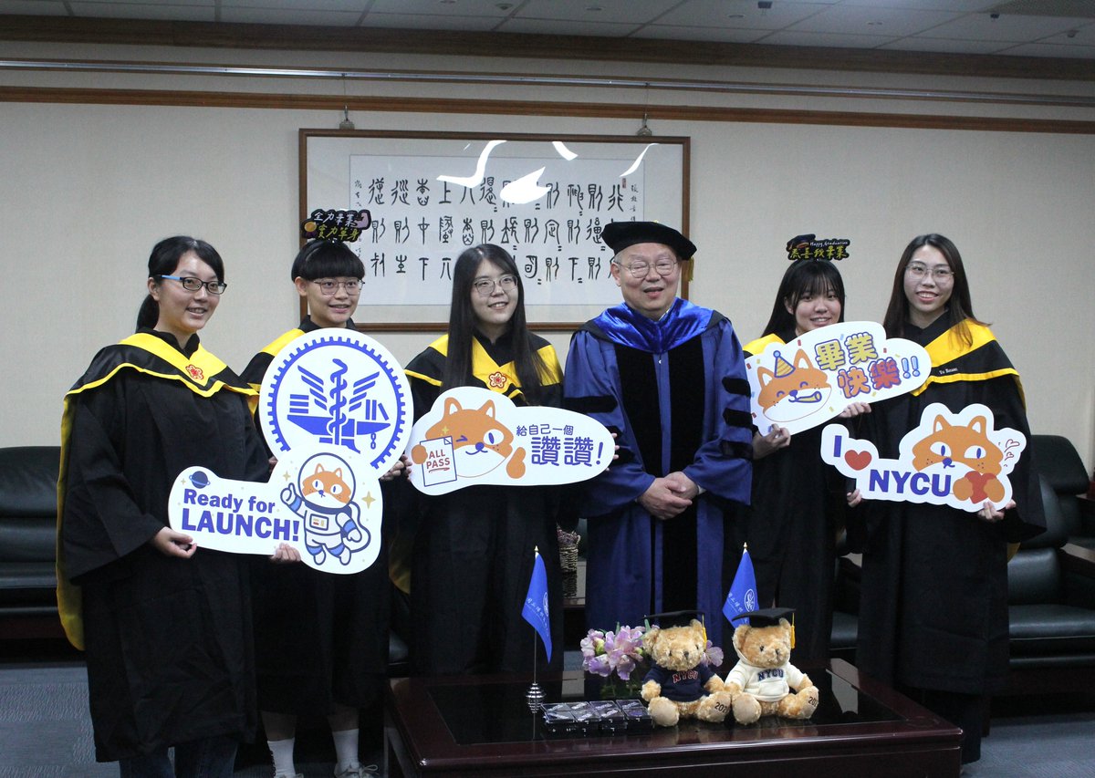 🎓📷 Strike a pose, it’s your #NYCU grad moment!

Grads gathered for their final photo op with the #President—full of style, joy, and memories to last a lifetime.

Let the countdown to Commencement begin!

#NYCUGrad2025 #ClassOf2025 #OneLastShot #陽明交大 #畢業快樂