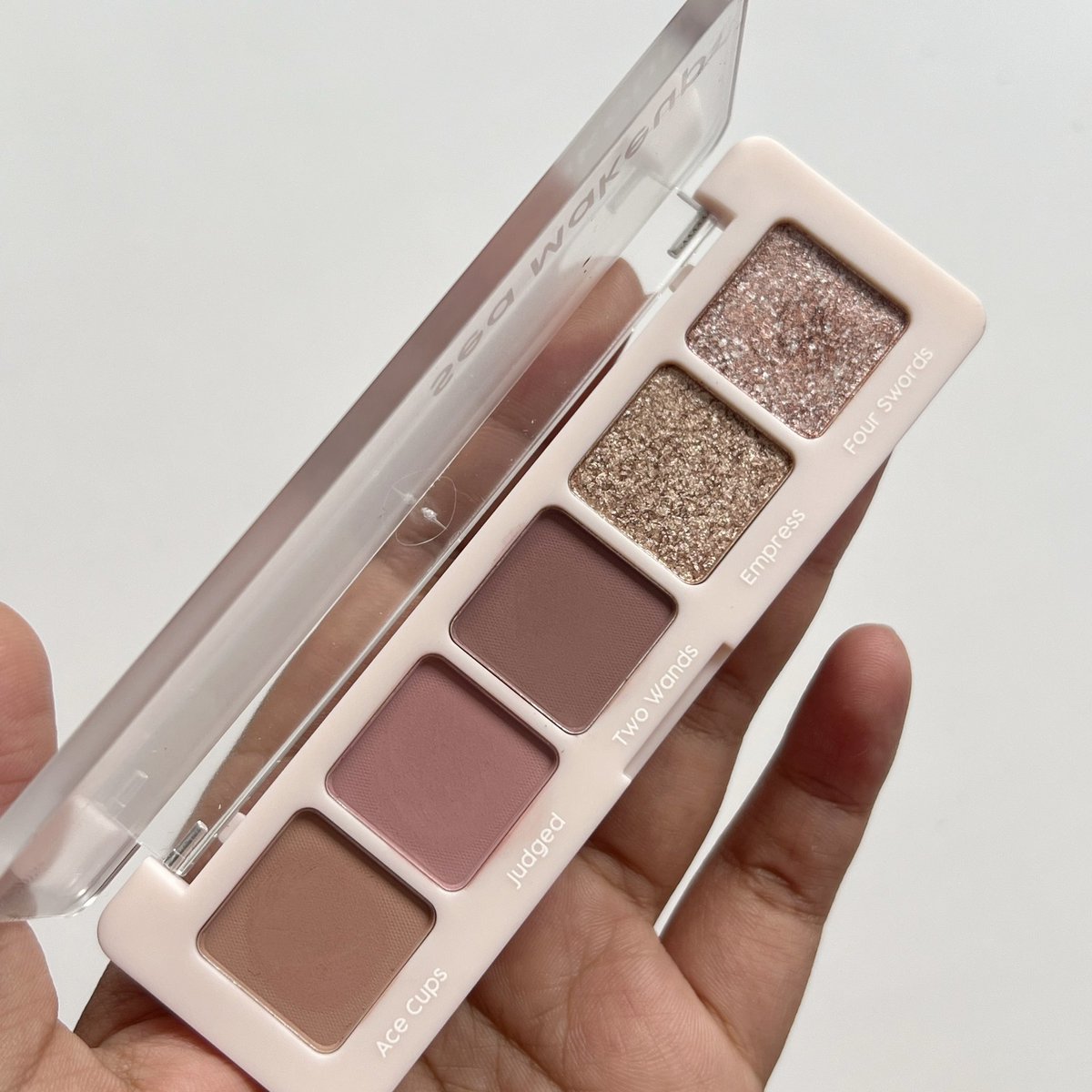 h0neymilktea_'s tweet image. setuju banget kalo ada yang bilang makeup kunci nya di bagian mata. akhirnya belajar pake eyeshadow ternyata bikin makeup ✨lebih hidup✨ 

buat pemula kaya aku pake yg murah aja 60ribuan tapi hasilnya udah bagus bgtt!! tutorialnya dibawah yaa⤵️