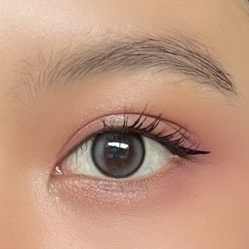 h0neymilktea_'s tweet image. setuju banget kalo ada yang bilang makeup kunci nya di bagian mata. akhirnya belajar pake eyeshadow ternyata bikin makeup ✨lebih hidup✨ 

buat pemula kaya aku pake yg murah aja 60ribuan tapi hasilnya udah bagus bgtt!! tutorialnya dibawah yaa⤵️