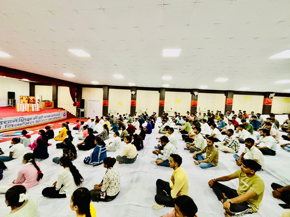 abvpforkanpur's tweet photo. अखिल भारतीय विद्यार्थी परिषद कानपुर प्रांत अभ्यास वर्ग  के  उद्घाटन  सत्र में पश्चिमी उत्तर प्रदेश क्षेत्र के क्षेत्रीय संगठन मंत्री श्री मनोज नीखरा जी, प्रांत अध्यक्ष डॉ बृजेश मिश्रा, प्रांत मंत्री सुश्री शिवा राजे बुंदेला प्रांत संगठन मंत्री श्री मनीष राय जी उपस्थित रहे। https://t.co/TsTOZN5emi