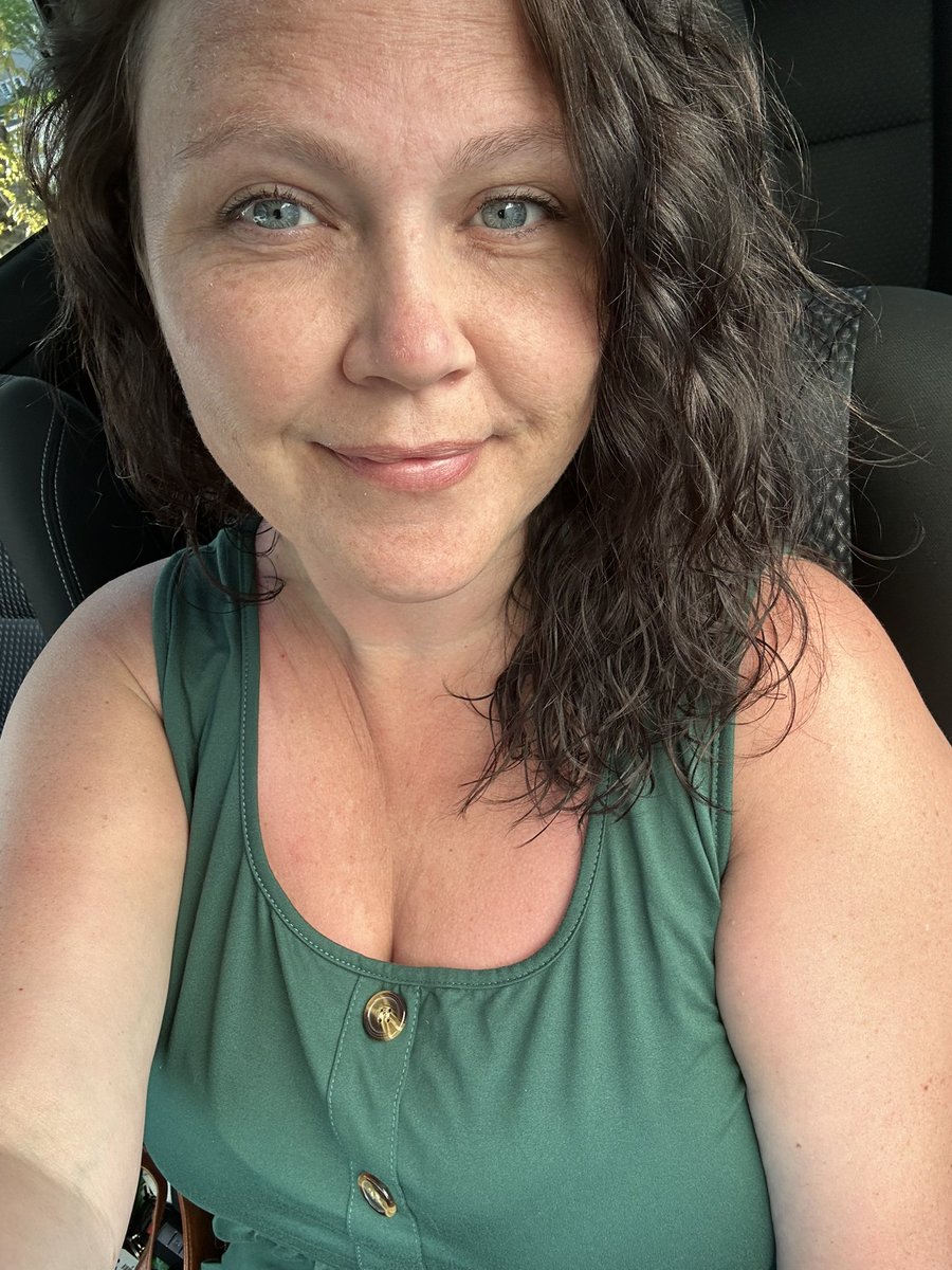 Christa_noK's tweet image. Happy Friday folks !!!! #fridayvibes #helloweekend #officeday #workworkwork