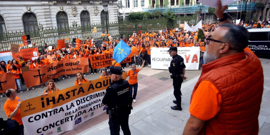 USOAsturias's tweet photo. 📚✊Más de 1.500 profesores de la concertada en Asturias se movilizan por condiciones laborales dignas.
Desde #USOAsturias exigimos:
➡️ Equiparación salarial.
➡️ Estabilidad laboral.
➡️ Respeto para los docentes.
📰Más info👉 https://t.co/wruTiO1QQ8
#ConcertadaEnLucha #HastaAquí https://t.co/Oo47H2T14m