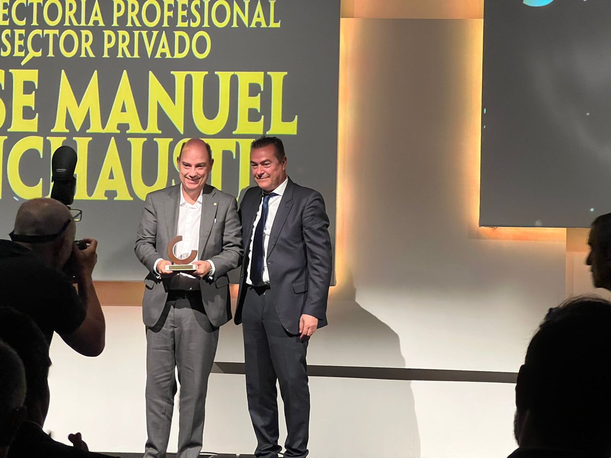 MAPFRE's tweet photo. ¡Felicidades, @JMINCHA, por el premio honorífico a la trayectoria en el sector privado!

@ComputingBPS ha concedido este galardón a nuestro vicepresidente en los #PremiosComputing2025 por su enfoque, a lo largo de su carrera profesional, en el área de #Tecnología, en la que durante varios años fue el máximo responsable de #MAPFRE 😀

Accede a la noticia 👉 https://t.co/ucpD0w1ZY0