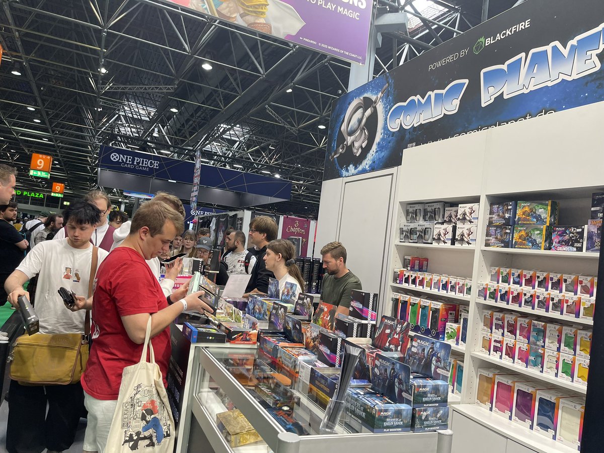 dr_piku's tweet photo. #Dokomi started and people are keen on playing #MTG or to buy some MTG Final-Fantasy. https://t.co/ixbyJgrHC4