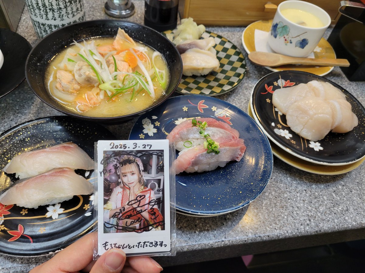 北海道きたらぜーーーーーったいに来るおしゅしやさん🎶🐱✨大将さん明日仕入れなんかもう帰っちゃってたのは残念やけど、今日はめちゃくちゃおっきいほたて出ててうまぁすぎて震えた😿💕💕💕
 #もちちゃんといただきます💗