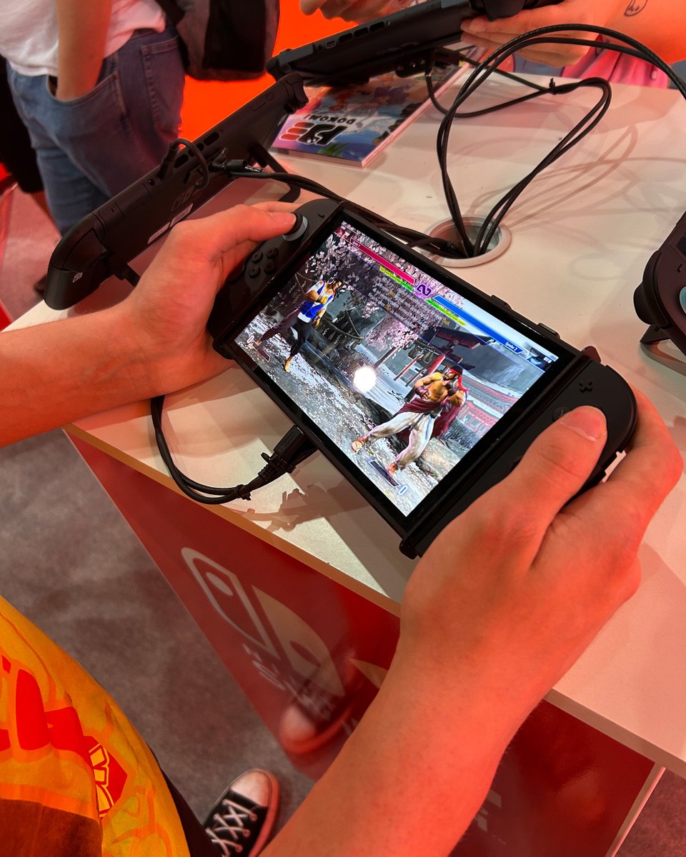 Dieses Wochenende auf der Dokomi in Düsseldorf?
Dann schaut unbedingt beim Nintendo-Stand vorbei! Dort könnt ihr die Street Fighter 6 Years 1-2 Fighters Edition auf der neuen Switch 2 ausprobieren! Das ist doch mal eine starke Combo! 🕹️👊💥
