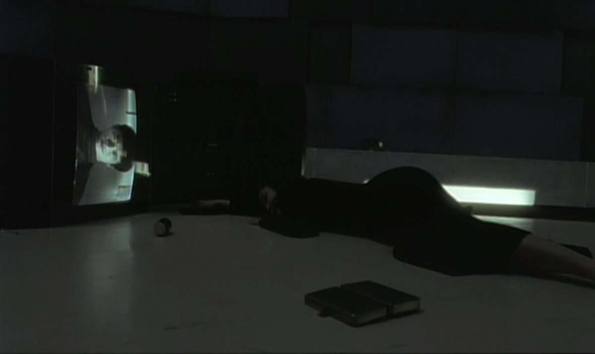 Bien plus qu’un thriller (qui annonce Cure de K. Kurosawa), Angel Dust de Sogo Ishii est un trip mental, entre cauchemars et hallucinations, une véritable expérience sensorielle tant l’image et le son très travaillés créent ensemble une fascinante ambiance aliénante et mortifère.