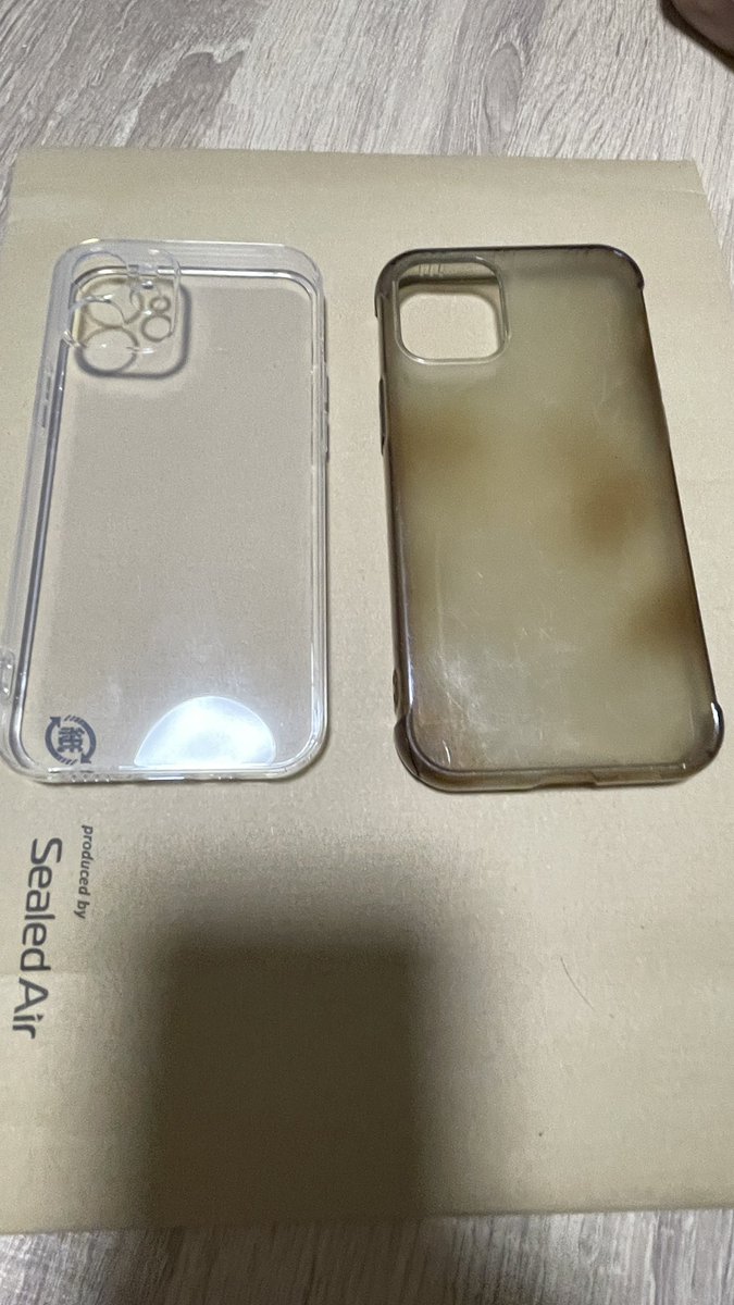 tomokwn's tweet photo. iPhone📱のケースが古くなって、一部破れとるけん、ナウイのをゲットして交換済み😁。
この古い側は、1年半くらい愛用済み。
ズッと大丈夫じゃったのに、ある日一部が破れてしまい、今日交換済みでござるヨ。
お疲れ様でござった。
ナウい側は、コレからよろー♪😁
#iPhoneケース
#MADE_IN_CHINA https://t.co/7qn0z5YXAD