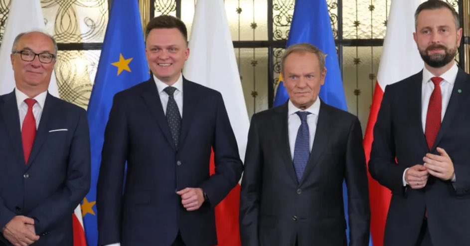 Szanowni Państwo. Wspaniała wiadomość! Do grudnia ma powstać plan działań rządu, który rządzi Polską od 18 miesięcy. Świat wstrzymał oddech, a ludzie w autobusach biją brawa.