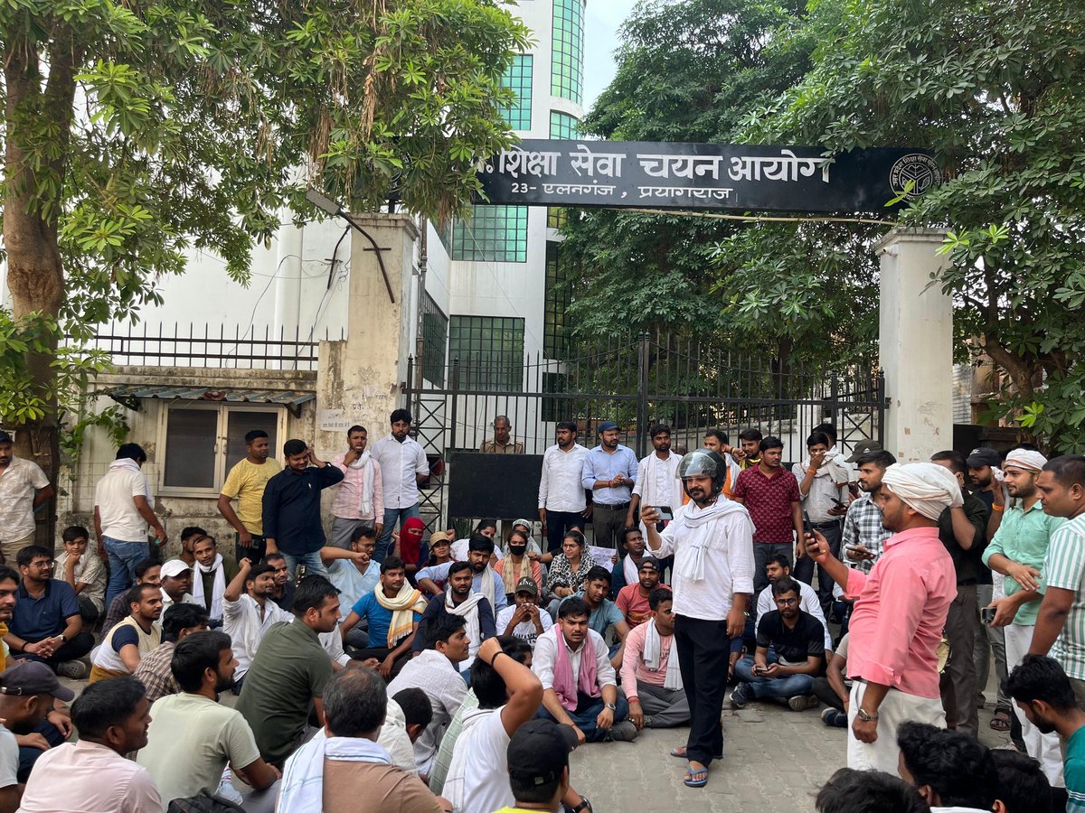 शिक्षक भर्ती के लिए विद्यार्थी धरना दे रहे हैं शिक्षक भर्ती जारी करो
#upteachervecancy