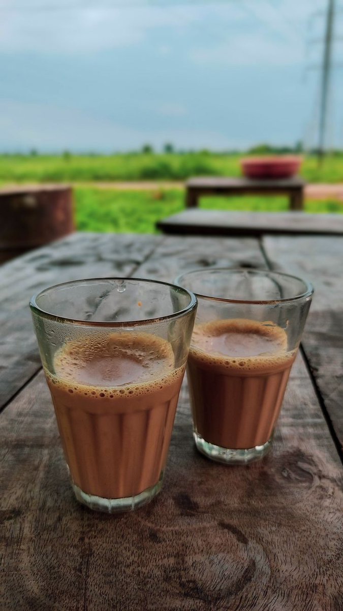 ज़िंदगी भी चाय जैसी होनी चाहिए —
उबलती रहे, पर स्वाद न खोए। ☕🔥💫
कड़वाहट हो तो भी उसमें मिठास घोलने का हुनर आना चाहिए। 🧡🙂

Good Evening X Friends