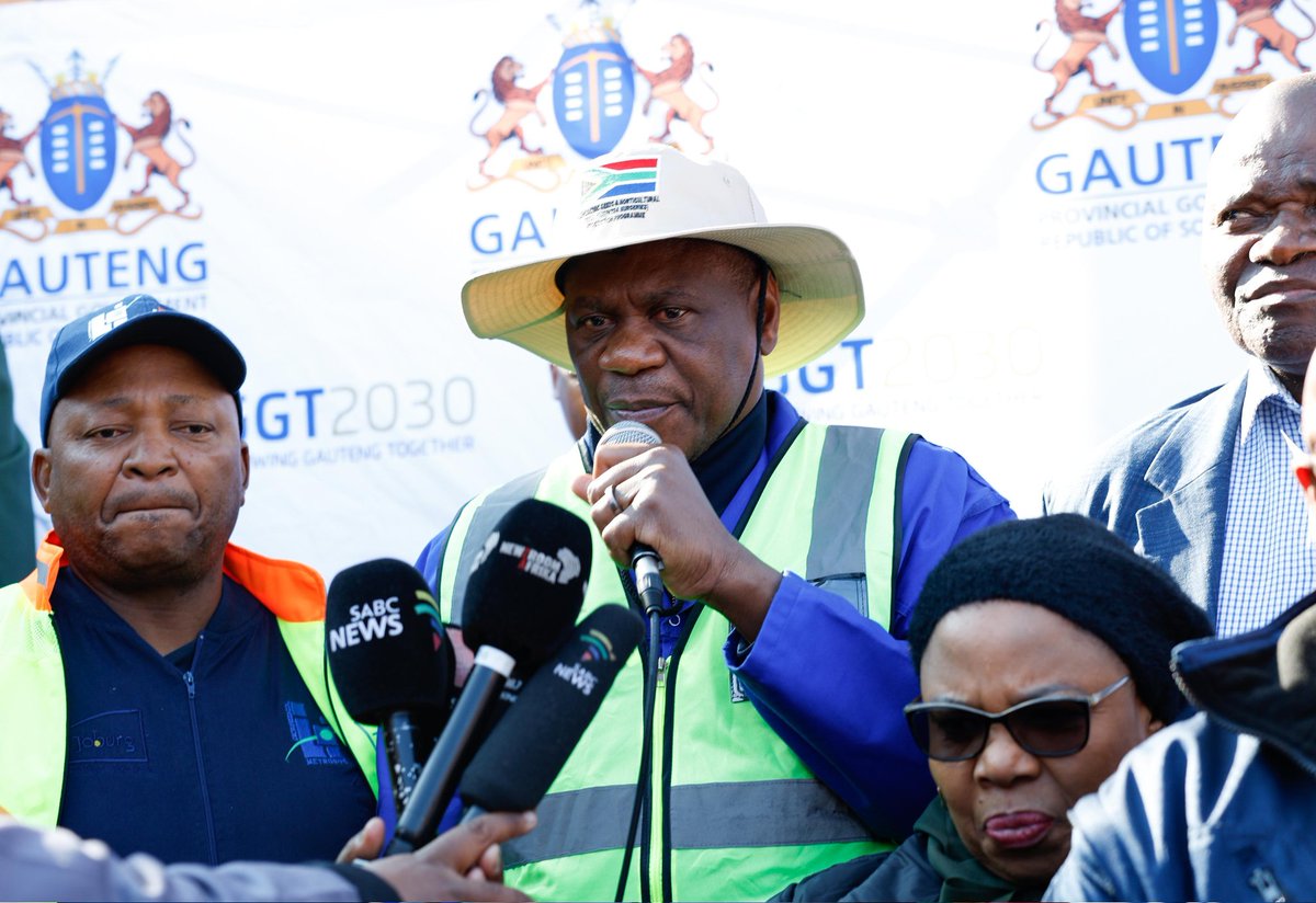 PresidencyZA's tweet photo. Deputy President @PMashatile in Soweto to launch the CLEAN CITIES AND TOWNS CAMPAIGN & MOVEMENT.
#CleanCities #KeepSAclean #cleaning #Gauteng #PaulMashatile https://t.co/sePG7fJzxh