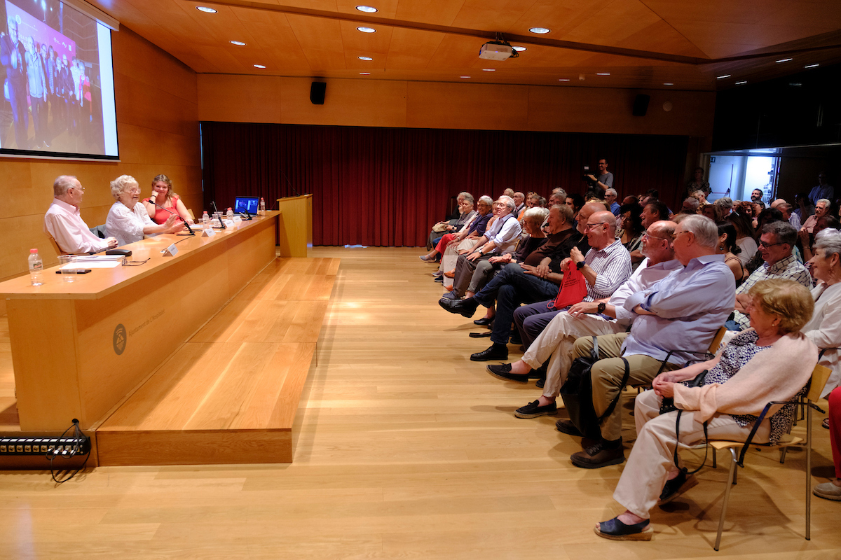 LHdigital (@lhdigitalh) on Twitter photo #GentLH 👏👏Emotiu homenatge a la Mercè Olivares i al Felip Gómez, referents de la lluita social a la ciutat.
Acte de reconeixement a aquesta parella d’activistes organitzat pel Centre d'Estudis <a href="/CELHOSPI/">CELH CentreEstudisLH</a> .
👇👇👇
lhdigital.cat/noticies/emoti… #GentLH 👏👏Emotiu homenatge a la Mercè Olivares i al Felip Gómez, referents de la lluita social a la ciutat.
Acte de reconeixement a aquesta parella d’activistes organitzat pel Centre d'Estudis <a href="/CELHOSPI/">CELH CentreEstudisLH</a> .
👇👇👇
lhdigital.cat/noticies/emoti…