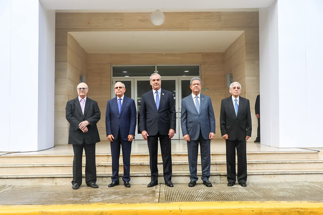 Luis Abinader,  junto a los ex presidentes,  preparando, República Dominicana,  para el futuro. <a href="/luisabinader/">Luis Abinader</a> <a href="/DaniloMedina/">Danilo Medina</a> <a href="/llegopapa/">Hipólito Mejía</a> <a href="/LeonelFernandez/">Leonel Fernández</a>