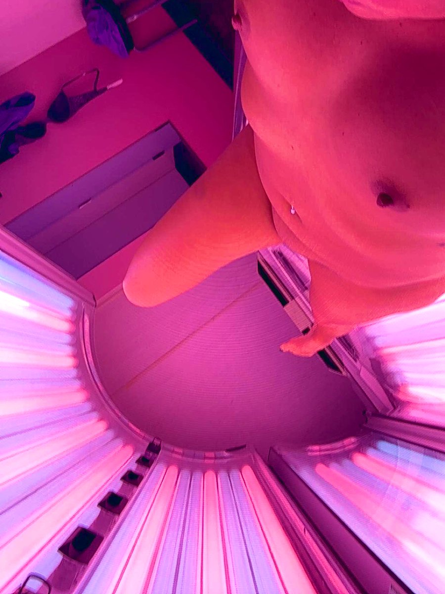 Too bad I am alone in this tanning bed. 

Let’s see those 🌶️ Friday pics. 

Show all your favorites some ❤️ and ♻️. 

#Friday #FridayMotivation #hotwife #nsfw #tanning #milf #swinger