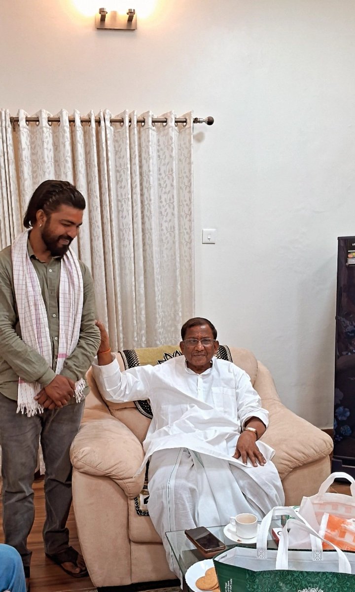 ankitkumar0577's tweet photo. आज महामहिम राज्यपाल असम आदरणीय श्री लक्ष्मण आचार्य गुरु जी का काशी आगमन पर बी.एल.डब्लू गेस्ट हाउस में  शिष्टाचार भेंट कर आशीर्वाद प्राप्त किया।

 #highlight
#LaxmanAcharya ji 
#BJPUttarPradesh 
#bjpkashi https://t.co/DTHjQufHAR