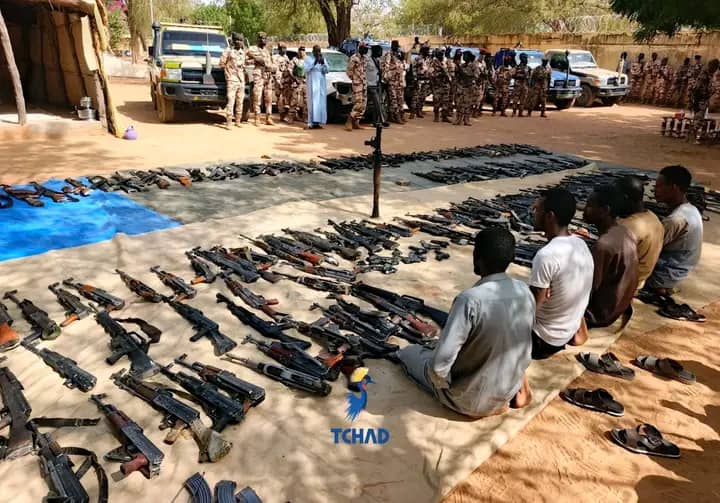 HumanityPurpose's tweet photo. #Insécurité|#TraficIllicit• #GozBeida (Province de #Sila, #Tchad)
Les #FDS ont présenté à la presse et à l'opinion puique des armes saisies lors des opérations de #ContreBande dans la zone frontalière avec la #RCA et le #Soudan. Les #FDS ont arrêté au moins 05 chefs-bandits. https://t.co/ZeXUDvcYXA
