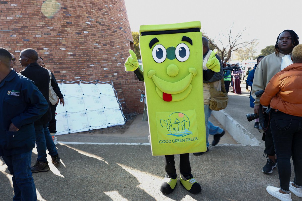 PresidencyZA's tweet photo. @PMashatile This campaign is a nationwide initiative aimed at fostering cleaner, greener, and more inclusive urban spaces, while advancing sustainability, equality, and solidarity among all citizens.
#CleanCities #KeepSAclean #cleaning #Gauteng #PaulMashatile https://t.co/3rUMwz4frQ