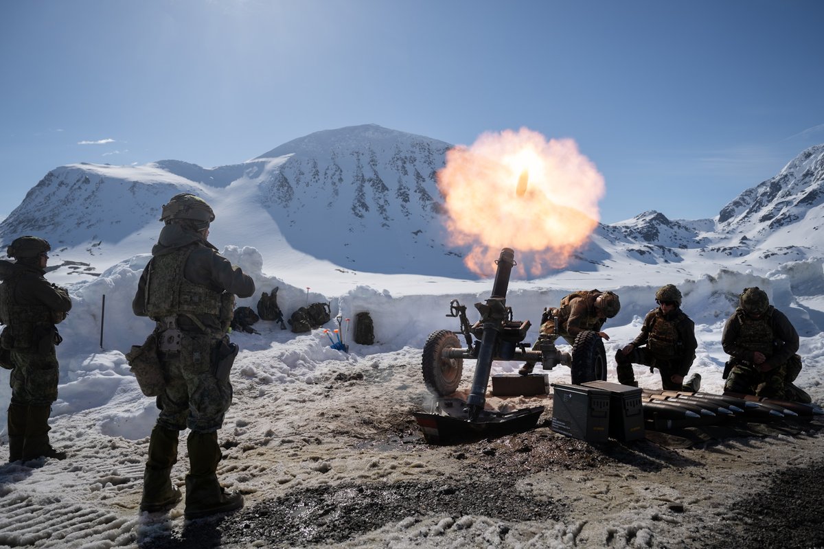 Defensie's tweet photo. Landmacht en Korps Mariniers trainen zij aan zij in de Noorse sneeuw. Voor het eerst oefende een gecombineerd 120mm mortierpeloton van @11Luchtmobiel  ‘out of area’. ❄️🔥

Lees meer over de oefening via: https://t.co/UNernjlFmb https://t.co/BbgaKdhSDC