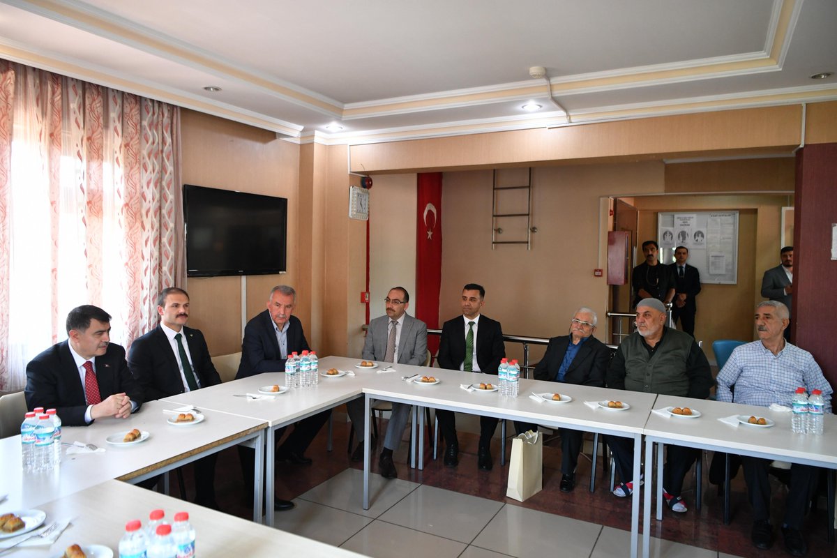 Vali Vasip Şahin, Kurban Bayramı’nın ilk gününde Çamlıdere Kamil Bostan Huzurevini ziyaret ederek, yaş almış büyüklerimizin bayram sevincine ortak oldu.