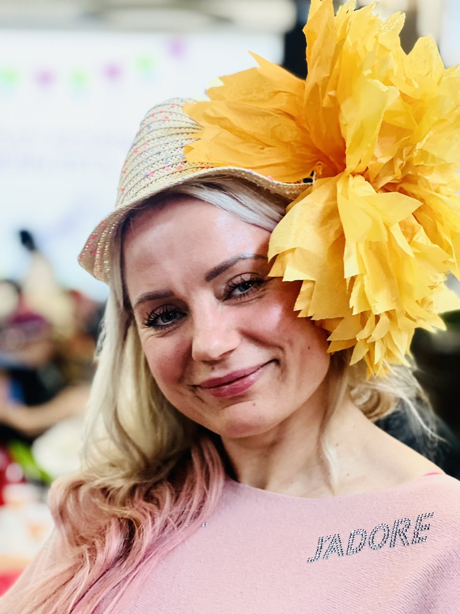 Toinen toistaan komeampia hattuja <a href="/foibekartano/">Foibekartano</a> perinteisessä #kakkuhattu -juhlassa. Heittäydytään #kesä’tunnelmaan ja nautitaan makeista kesäkakuista. 
#hyväelämä #vaivaapäin #hyvänelämänpalvelutalo #hopeinensiirtymä