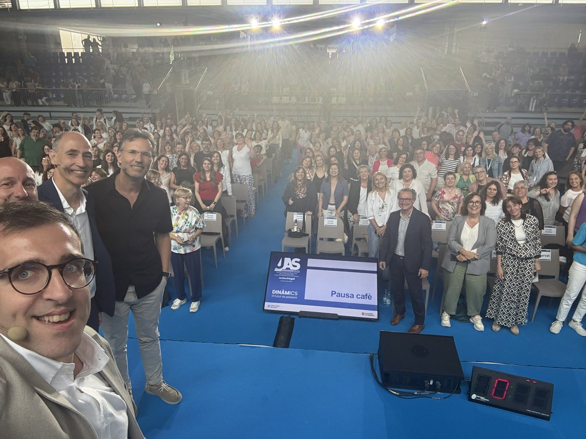 Avui a la Jornada Administratius Sanitaris de <a href="/icscat/">ICS. Generalitat</a> parlant de nous rols i la digitalització per apropar el sistema al ciutadà! Ple a vessar el Pavelló de La Seu d’Urgell! Gràcies per convidar- me! Enhorabona per l’èxit!!!!