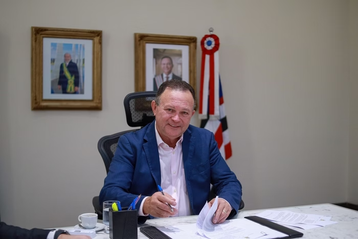 Metrópoles (@metropoles) on Twitter photo ➡️ Maranhão usa R$ 13 milhões da educação para pagar empreiteira ligada à família do governador
Verba deveria ser destinada para a valorização de professores; empreiteira ligada a governador do Maranhão turbina contratos
Leia na coluna de <a href="/taciolorran/">Tácio Lorran 🔎</a>: curt.link/bKgWA ➡️ Maranhão usa R$ 13 milhões da educação para pagar empreiteira ligada à família do governador
Verba deveria ser destinada para a valorização de professores; empreiteira ligada a governador do Maranhão turbina contratos
Leia na coluna de <a href="/taciolorran/">Tácio Lorran 🔎</a>: curt.link/bKgWA