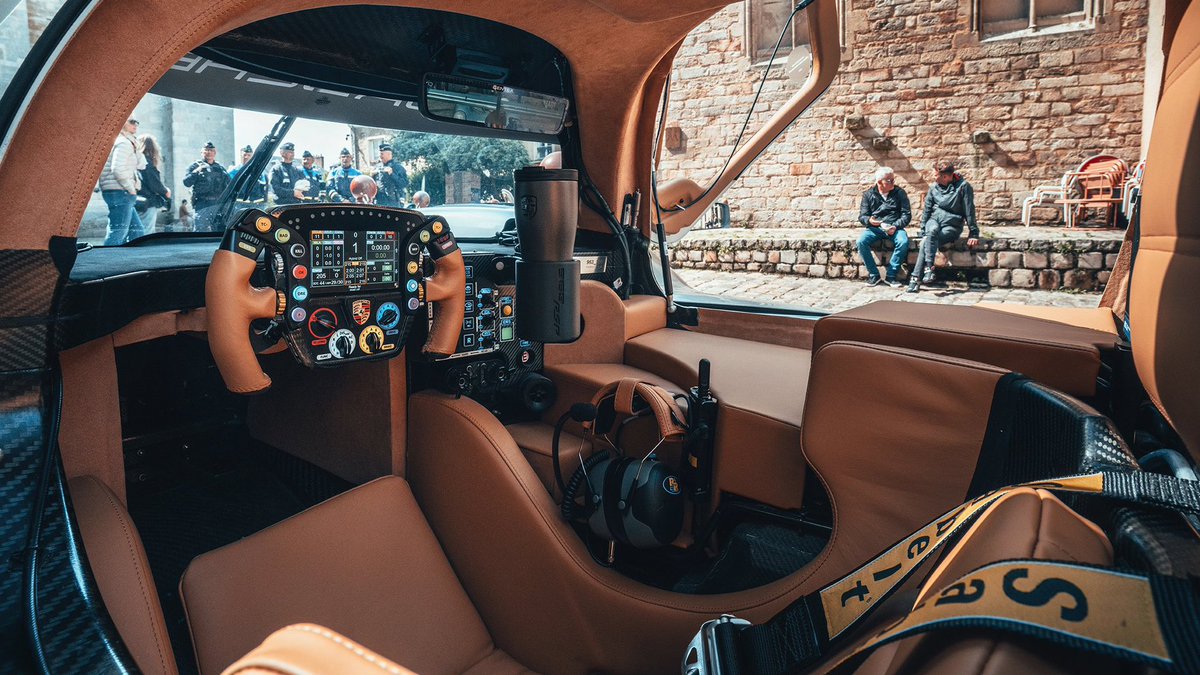 Porsche dévoile la 963 RSP : une 963 de route hommage à la 917/30.

V8 hybride de 680 ch, cuir fauve, plaque d’immatriculation… et Timo Bernhard au volant dans les rues du Mans.

Un rêve d’ingénieur devenu réalité. #LeMans24