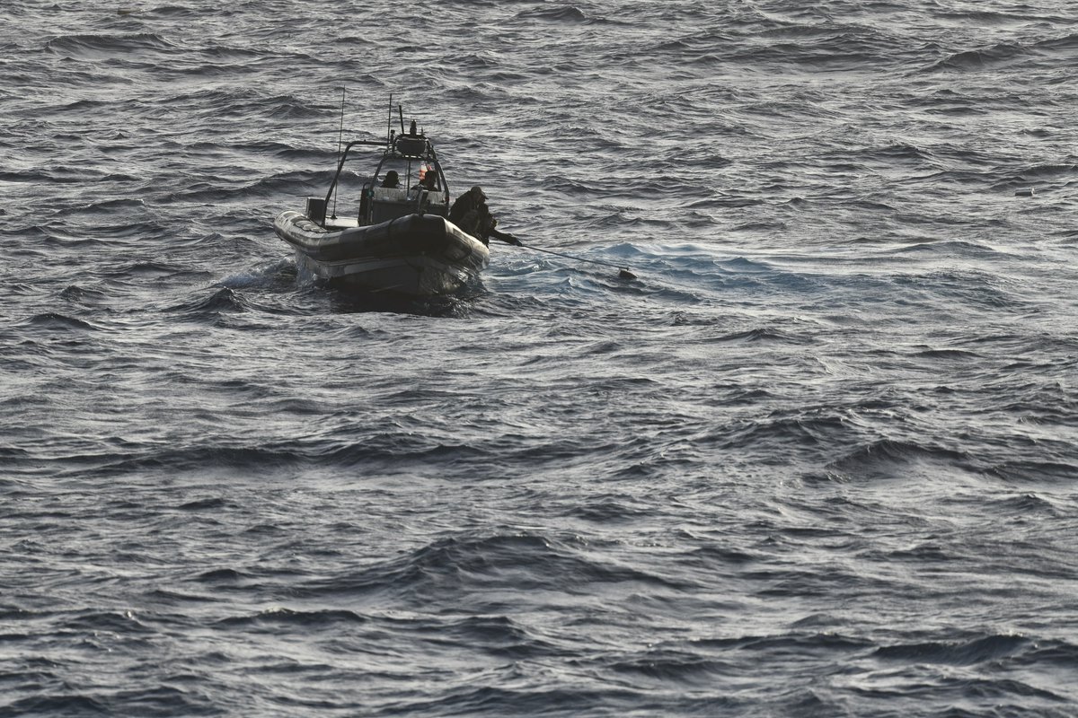 Sterke start in het Caribisch gebied: Zr.Ms. Friesland onderschept meer dan 3.000 kilo drugs tijdens eerste inzet. ⚓️🌊

Lees hier meer: defensie.nl/actueel/nieuws…