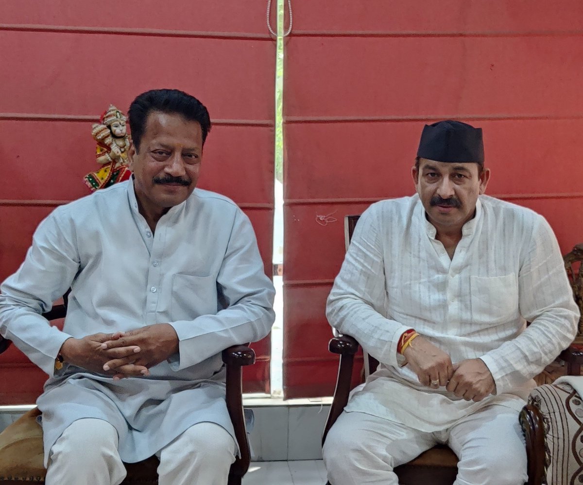 उत्तर पूर्वी दिल्ली के लोकप्रिय सांसद,सरल स्वभाव,मधुर वाणी के घनी,लोकप्रिय गायक आदरणीय श्री मनोज तिवारी जी से शानदार मुलाकात हुई...
उन्होंने समाज में अंतिम पंक्ति में खड़े लोगों को करवाई जा रही सभी 6 हवाई यात्रा की जानकारी भी ली....<a href="/pmo/">pmo</a> <a href="/AmitShah/">Amit Shah</a> @jpnadda <a href="/ManojTiwariMP/">Manoj Tiwari</a>