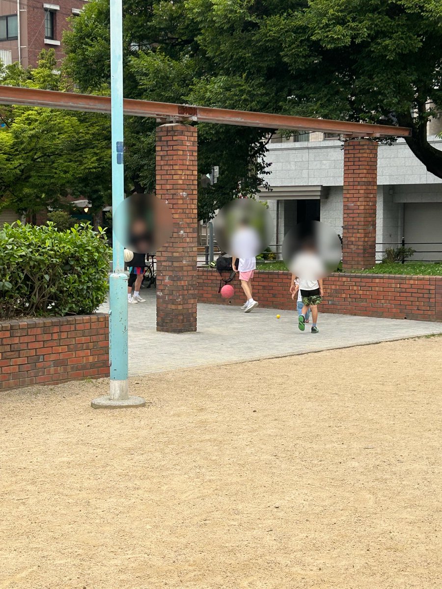 本日は事務作業→真田山公園バスケゴール設置現場打ち合わせ→高津会歴代会長会でした❗️

建設局案を基に現地打ち合わせ。候補も数箇所あり、最終的には地域の意見を尊重し決定します🏀

バスケしたい子どもが窮屈しないように😃

歴代会長会では校区の課題を色々とお話しできて本当に良い時間でした。