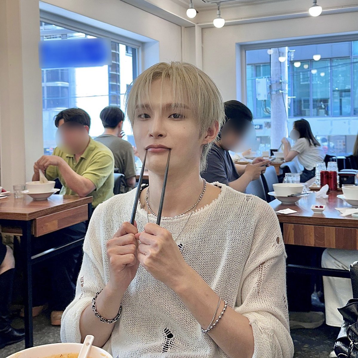 KHWOO_official's tweet photo. 오늘 점심은 라멘!🍜 민초단 여러분도 맛있는 식사 하셨나요?😝

#강현우 #KangHyunWoo #カンヒョヌ https://t.co/ysYphAHykJ