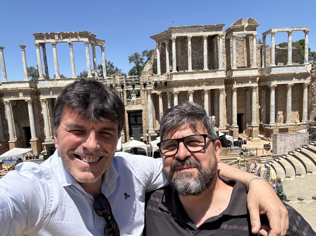 Con el profe <a href="/Manuel_Juanes/">Manuel Juanes</a>. Aún no es emérito, pero sí muy augusto.