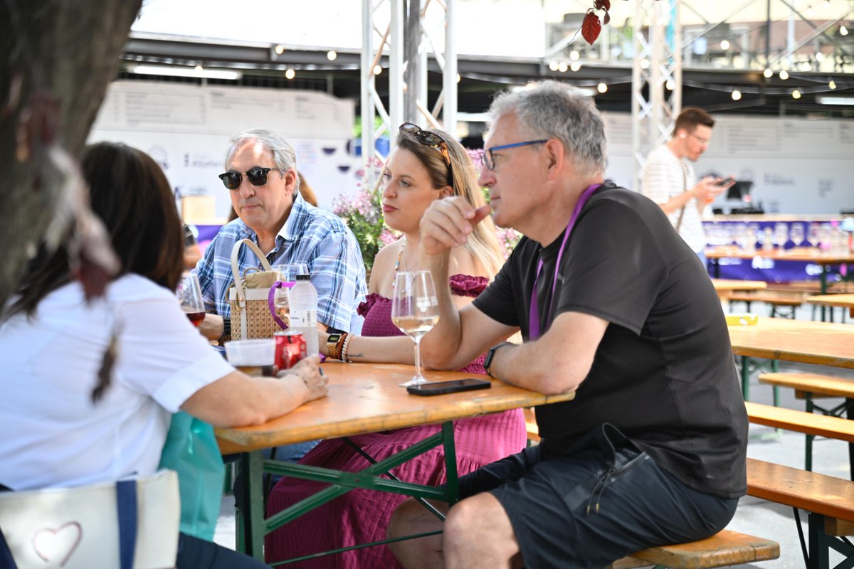 🍇 ¡Hoy comienza la Feria de la Garnacha en #Zaragoza!

Hasta el 8 de junio, el Parque de Macanaz se convierte en el epicentro del vino y la gastronomía sostenible 🍽️😋

Disfruta de catas, degustaciones y música en vivo. 🎶

zaragozagarnacha.com/festival

#GarnachaFestZaragoza