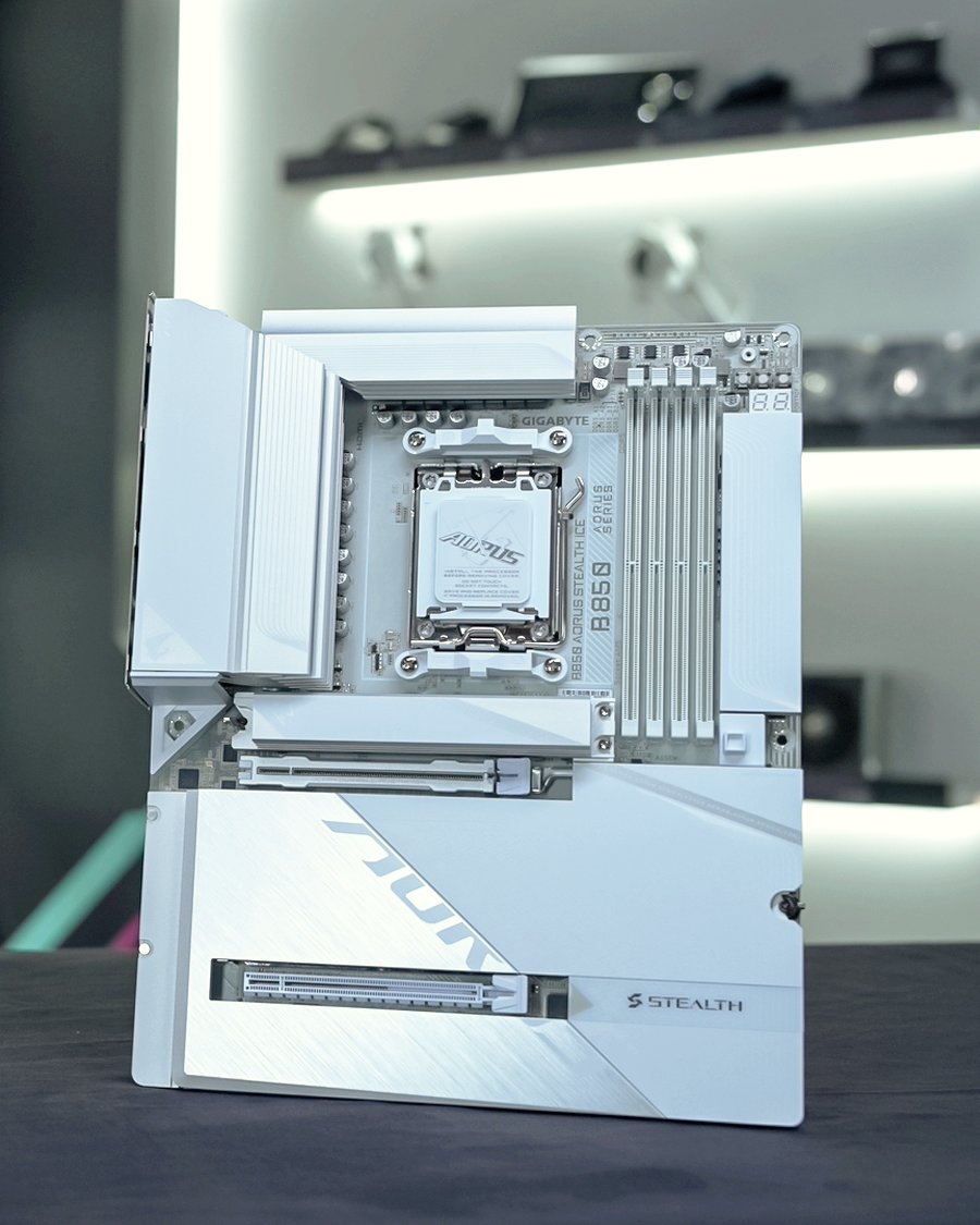 ❄️ Unsere ICE Series Motherboards auf der COMPUTEX 2025!

Mit cleanem All-White-Design und cleveren Features haben sie auf der Messe definitiv Eindruck hinterlassen. 💡

🧊 Highlights der ICE Series:
🔹 Rückseitige Anschlüsse für ein aufgeräumtes Setup
🔹 Hochwertige Materialien