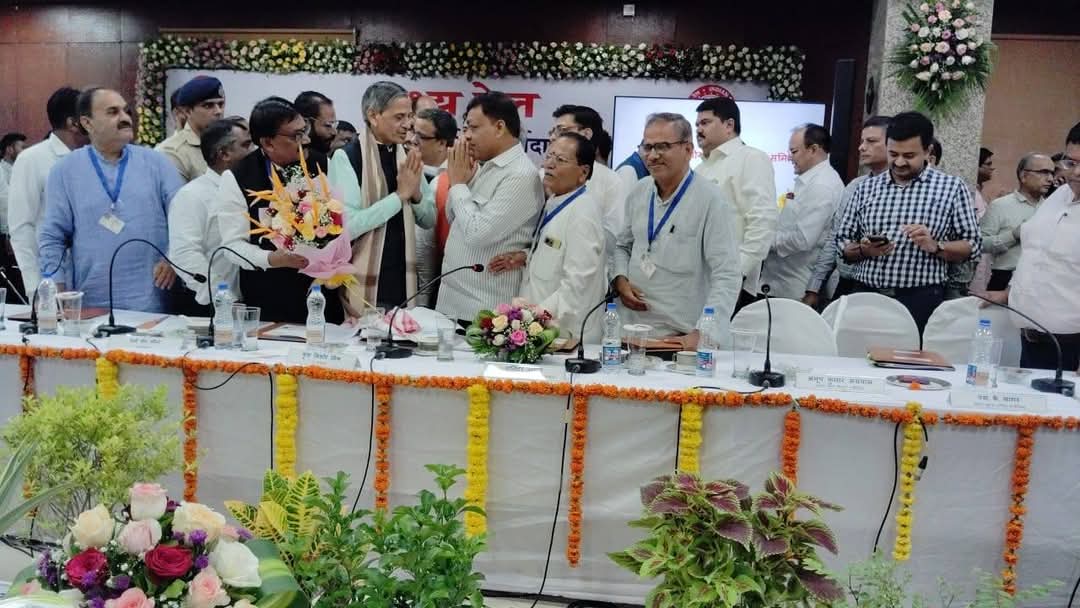 DrManojDubey's tweet photo. I attended my 126th @Central_Railway  #ZRUCC Committee meeting along with GM Central Railway Shri Dharam Veer Meena Ji, @RailMinIndia @RailwaySeva @WesternRly @RailwayNorthern https://t.co/9WEWXPR7Kq