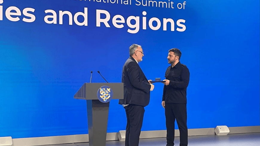 Congress of Local and Regional Authorities (@coecongress) on Twitter photo A high-level <a href="/COECongress/">Congress of Local and Regional Authorities</a> delegation led by President <a href="/CoolsMarc/">Cools Marc</a> met President of Ukraine <a href="/ZelenskyyUa/">Volodymyr Zelenskyy / Володимир Зеленський</a>, in Kyiv on 6 June.
On the same day, both Zelenskyy and Cools opened the 3rd International Summit of Cities and Regions in Kyiv.
Read more➡️: go.coe.int/VgwjA
#ukraine A high-level <a href="/COECongress/">Congress of Local and Regional Authorities</a> delegation led by President <a href="/CoolsMarc/">Cools Marc</a> met President of Ukraine <a href="/ZelenskyyUa/">Volodymyr Zelenskyy / Володимир Зеленський</a>, in Kyiv on 6 June.
On the same day, both Zelenskyy and Cools opened the 3rd International Summit of Cities and Regions in Kyiv.
Read more➡️: go.coe.int/VgwjA
#ukraine