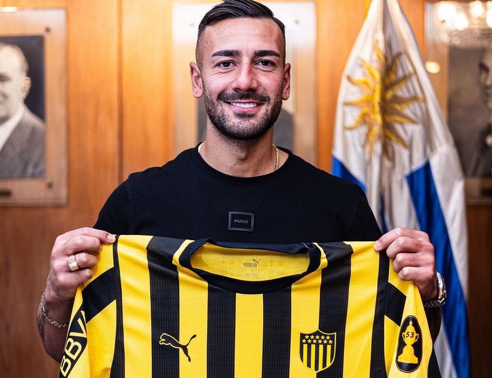 Sport890's tweet photo. Una explosión de un dron ruso hizo que explotaran los vidrios de la casa de Facundo Batista en Ucrania.

Ante el hecho, el delantero le pidió a su agente que lo saque a otro mercado.

Interesa en Peñarol, informó @JokasDiego en 100% Deporte. https://t.co/kVjAZI2haL